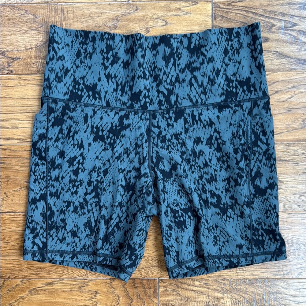 Athleta Salutation Stash Pocket II Printed 7inch short